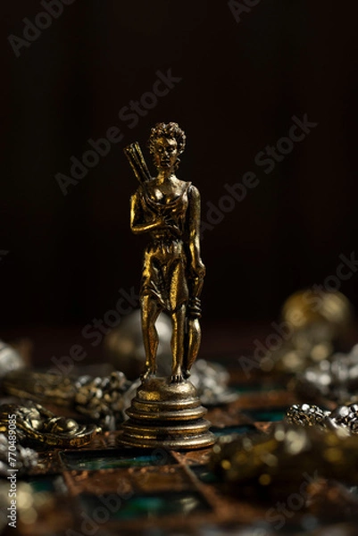Obraz Dama de ajedrez en forma de diosa griega con fondo negro