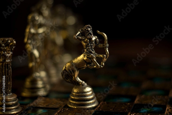 Obraz Caballo del ajedrez sobre tablero y en el fondo resto de figuras