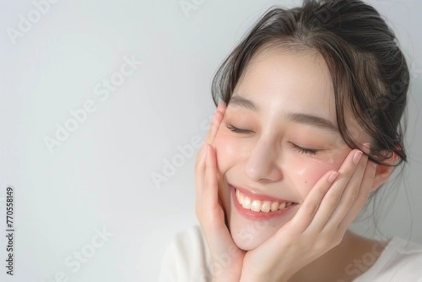 Fototapeta 素肌の綺麗な日本人メイクモデルのポートレート（白背景・美肌・透明感）