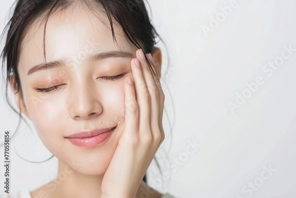 Obraz 素肌の綺麗な日本人メイクモデルのポートレート（白背景・美肌・透明感）