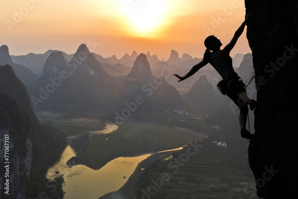 Fototapeta Kobieta wspinacz sylwetka przed zachodem słońca nad rzeką