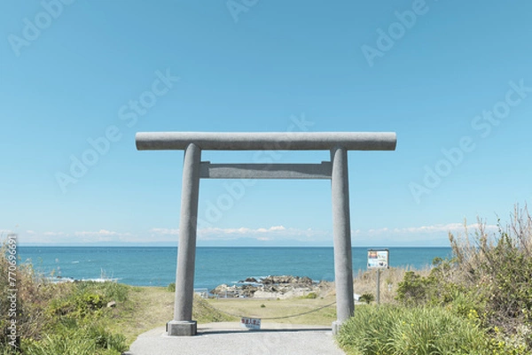 Fototapeta 洲崎神社　一の鳥居と海に続く参道　千葉県南房総市
