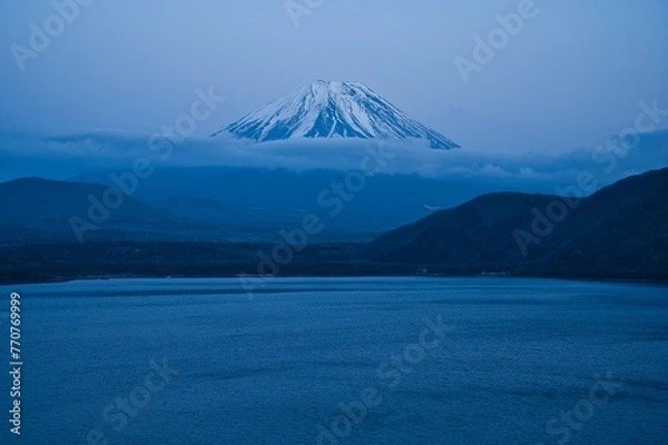 Fototapeta 日没後の富士山と湖