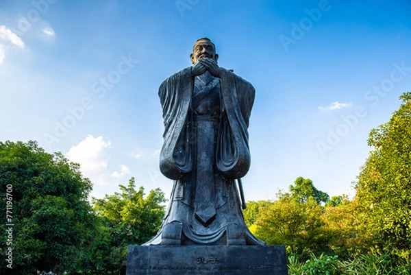 Fototapeta The statue of Confucius in China is located in urban parks, and Confucius created the Confucianism