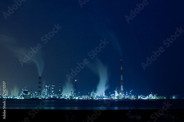 Fototapeta 夜の工場地帯と流れる煙