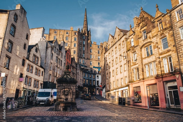 Fototapeta Old buildings on a sunny day at the intersection of West Bow and Grassmarket. Edinburgh, Scotland