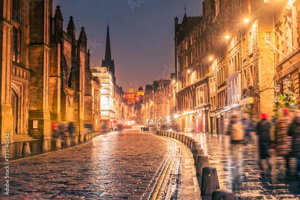 Fototapeta A night view of the High Street, a stretch also known as the Royal Mile, in Edinburgh Old Town, Scotland