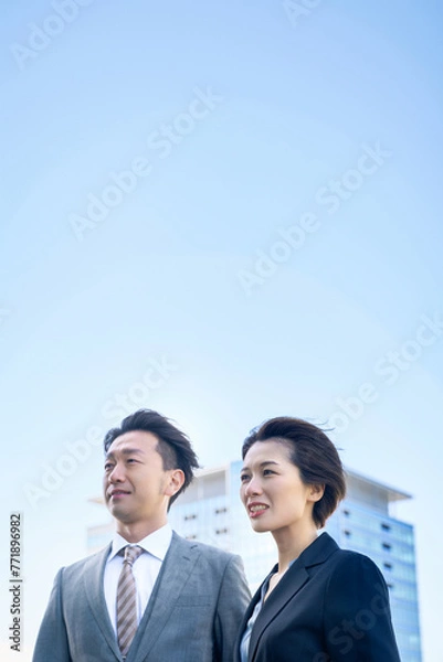 Fototapeta スーツ姿の男女と現代的な建築