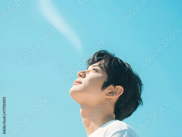 Obraz 青空を見上げるアジア人男性