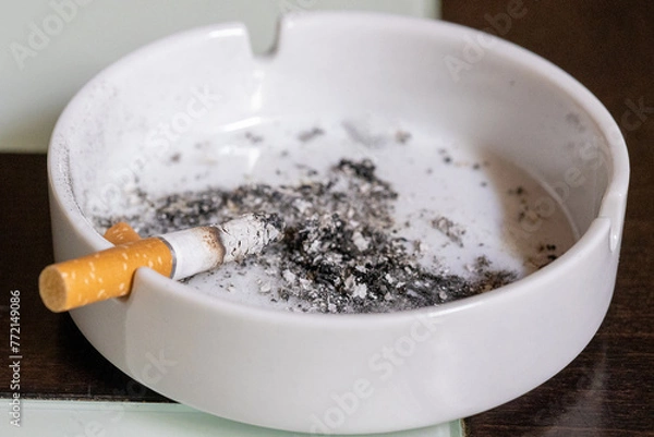 Obraz Cigarrillo sobre cenicero a punto de consumirse