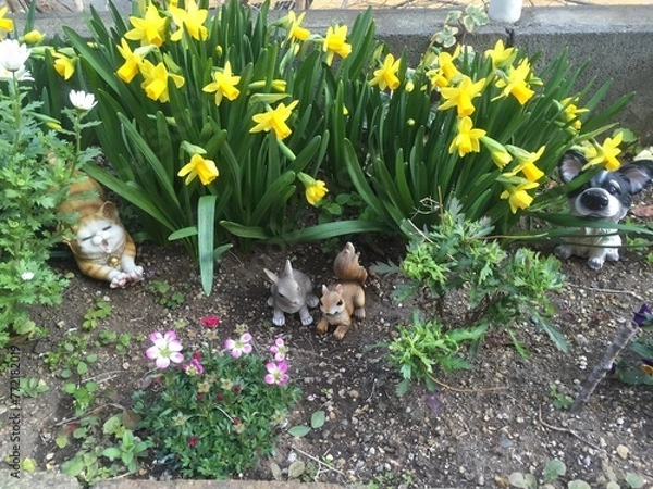 Fototapeta 水仙とネコと犬とウサギとリスの置物