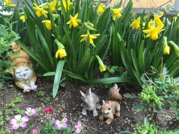 Fototapeta 水仙とネコとウサギとリスの置物
