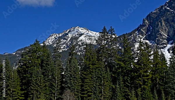 Fototapeta Mountain view approaching Snoqualmie Pass, Washington on a beautiful spring day, 03302024