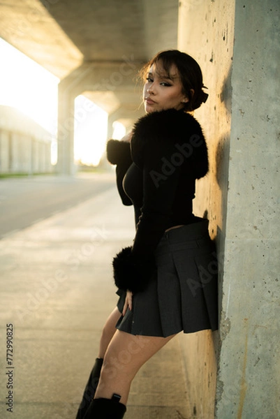 Obraz Chica joven con estilo posando en las calles de una gran ciudad y parking