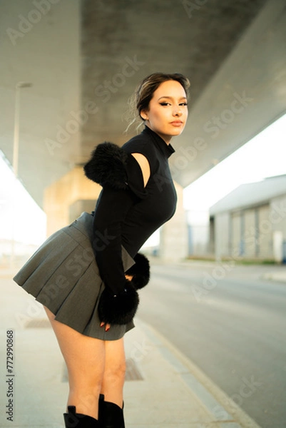 Obraz Chica joven con estilo posando en las calles de una gran ciudad y parking