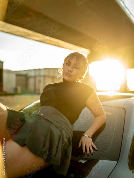 Obraz Chica joven con estilo posando en las calles de una gran ciudad y parking