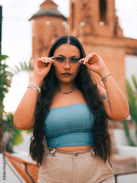 Obraz Chica morena bella en un hotel de una ciudad historica de españa