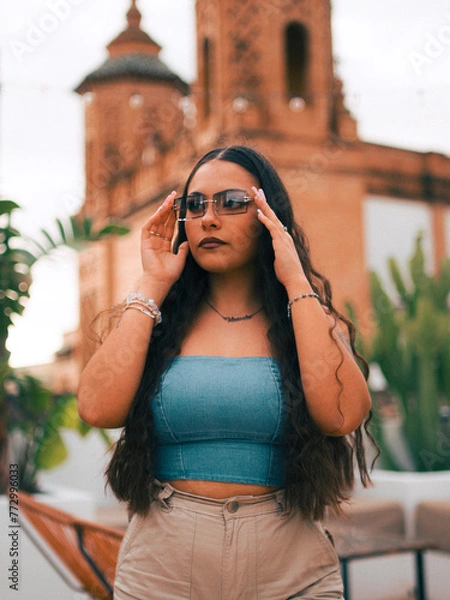 Obraz Chica morena bella en un hotel de una ciudad historica de españa