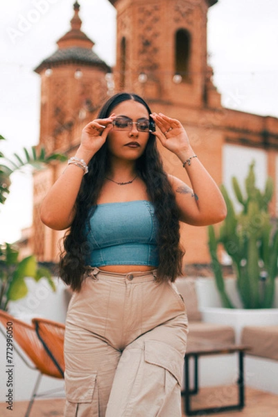 Obraz Chica morena bella en un hotel de una ciudad historica de españa