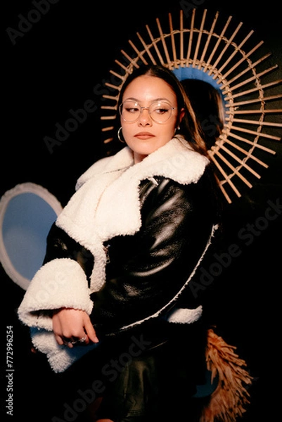 Obraz Chica morena bella en un hotel de una ciudad historica de españa