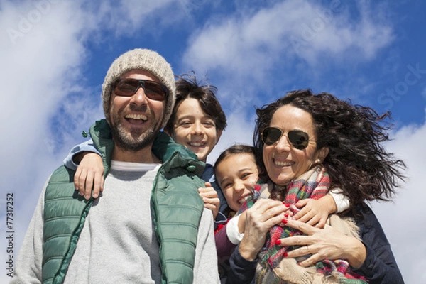Obraz Familia feliz con ropas invernales en contrapicado