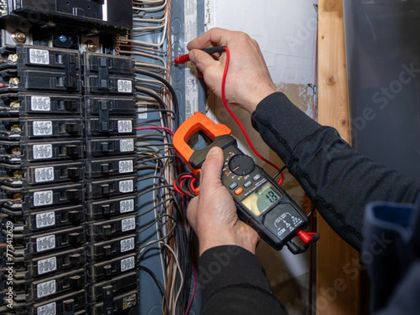 Obraz Home inspector testing home garage circuit breaker.
