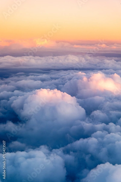 Obraz Formations de nuages au soleil couchant vues d'avion au-dessus de la Suède