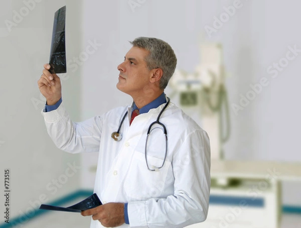 Fototapeta lekarz w szpitalu trzymającym Xrays
