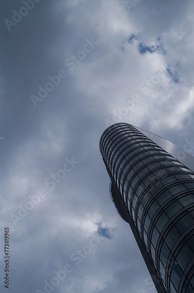 Obraz 高層ビルを見上げる