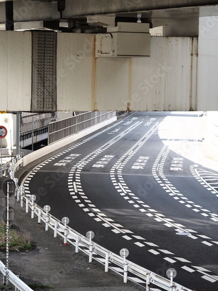 Obraz 車線が多い国道　高架下