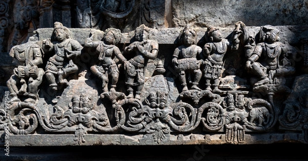 Fototapeta  Dancing figurines carved on the wall of the ancient Hoysaleshwara temple in Halebeedu.