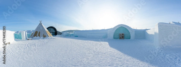 Obraz Tente du peuple Sami au milieu des bâtiments de glace en Laponie en Suède