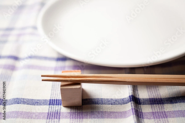 Fototapeta 木のお箸と白い皿