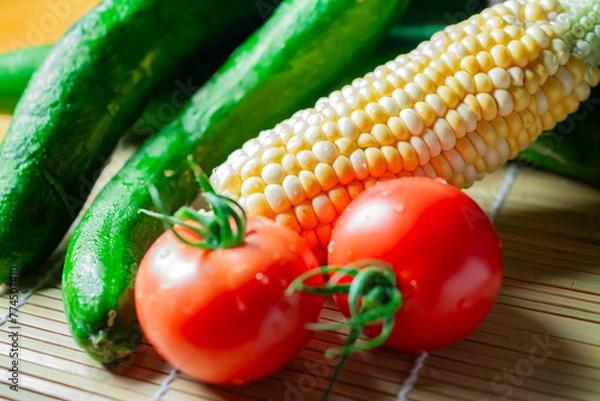 Fototapeta 採れたてのトマトときゅうりととうもろこし