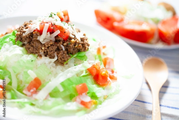 Fototapeta 新鮮野菜のタコライス