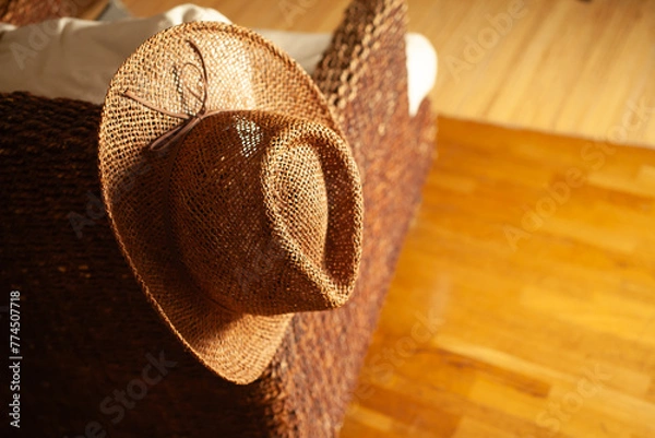 Fototapeta 椅子にかけた麦わら帽