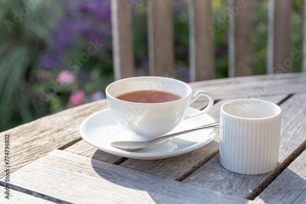 Fototapeta テラスでティータイム、温かい紅茶