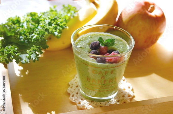 Obraz 健康のための習慣：ケール、小松菜、リンゴ、バナナ、豆乳などが入ったグリーンスムージー