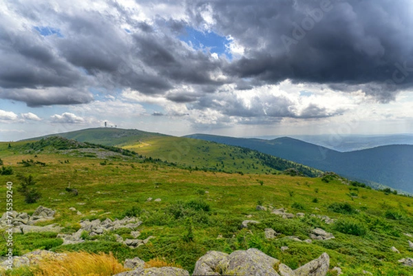 Obraz Panorama des collines du col du Béal dans le Livradois-Forez en Auvergne par temps orageux l'été