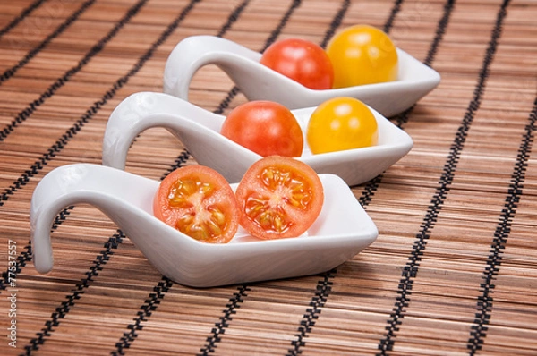 Fototapeta Tomate sobre bamboo.