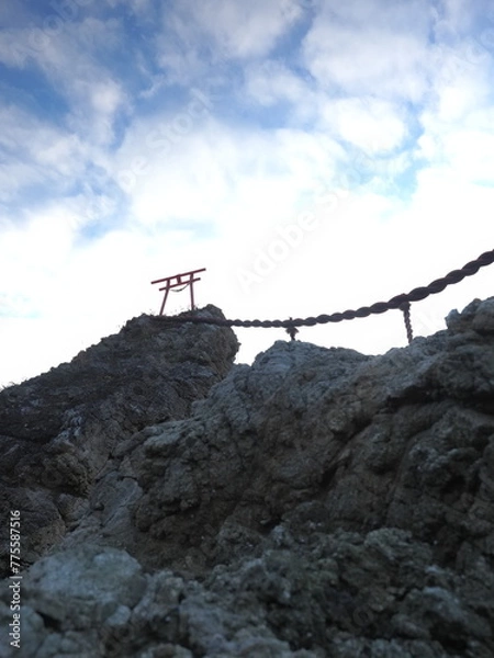 Obraz 岩の上に立つ鳥居と印象的な空
