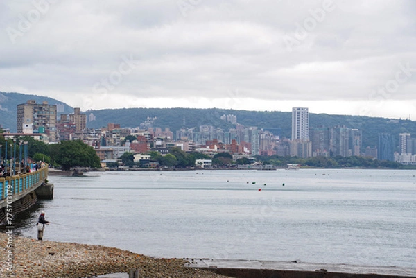 Fototapeta 淡水河の河岸から見る淡水の街並み