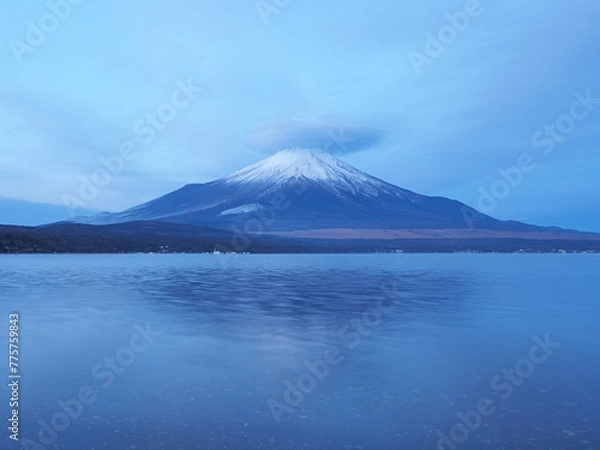 Fototapeta 富士山と、印象的な雲
