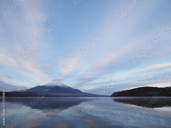 Fototapeta 富士山と、印象的な雲