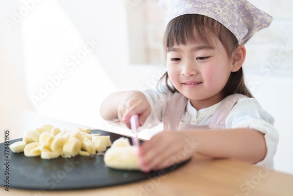 Fototapeta 料理を手伝う女の子