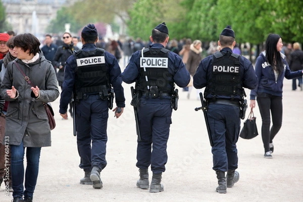 Fototapeta Francuska policja kontroluje ulicę w Paryżu