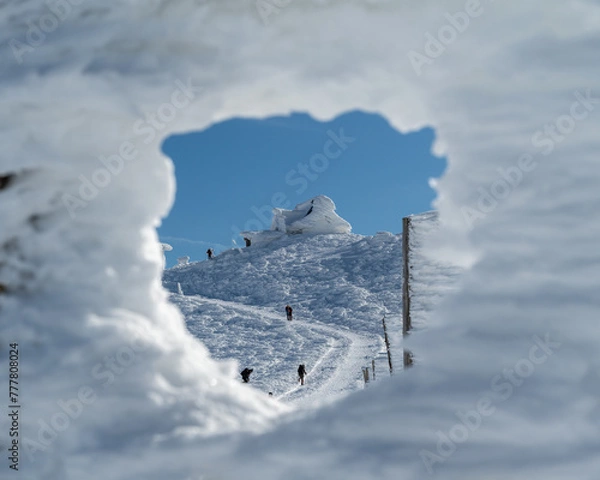 Obraz 雪の壁の穴から覗く刈田嶺神社