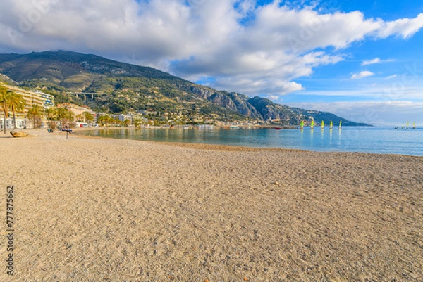 Obraz Widok z plaży plage des Sablettes w Menton we Francji, w kierunku granicy z Włochami oraz dzielnicy portowej Garavan i miasta Ventimiglia we Włoszech.