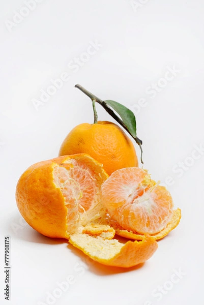 Fototapeta Tangerines or mandarin oranges (Citrus reticulata) are oranges that can grow in tropical and subtropical areas, randomly some are whole, some have been cut, with a white background