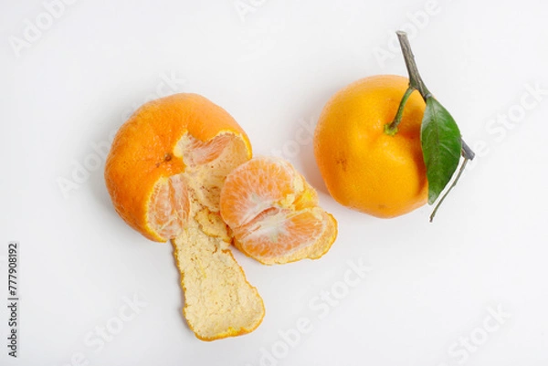 Fototapeta Tangerines or mandarin oranges (Citrus reticulata) are oranges that can grow in tropical and subtropical areas, randomly some are whole, some have been cut, with a white background